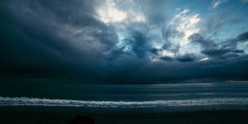 从爱迪生到智能光：全面解析灯泡的演变与选购指南