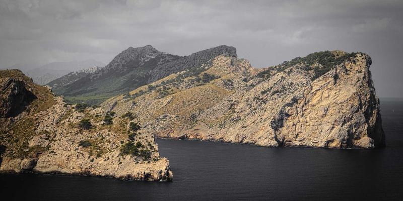 从白炽灯到智能OLED：揭秘灯泡技术演进中的关键材料科学突破