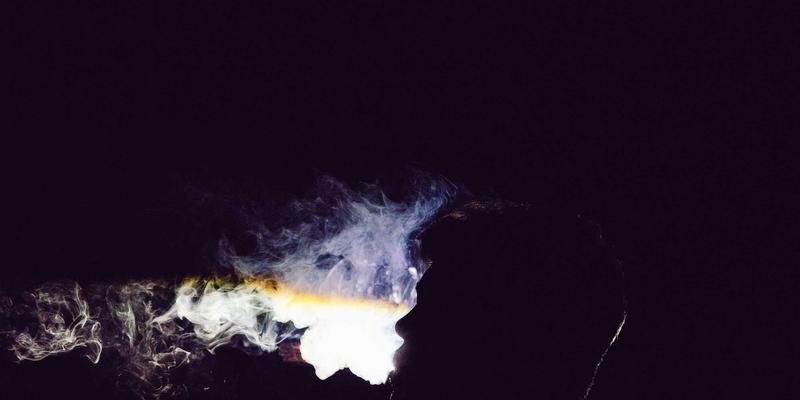 庭院灯光指南：从IP等级解读到台灯吊灯选购，打造安全户外照明方案