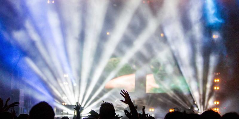 护眼灯泡真的有用吗？深度解读无频闪与防蓝光技术的灯光资讯与照明设计