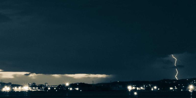 照明设计必读：揭秘灯泡25000小时寿命背后的光衰真相与测试方法